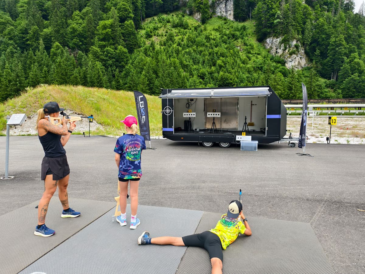 Mobile Langlaufschule mit Biathlon-Schießstand und Lasergewehren