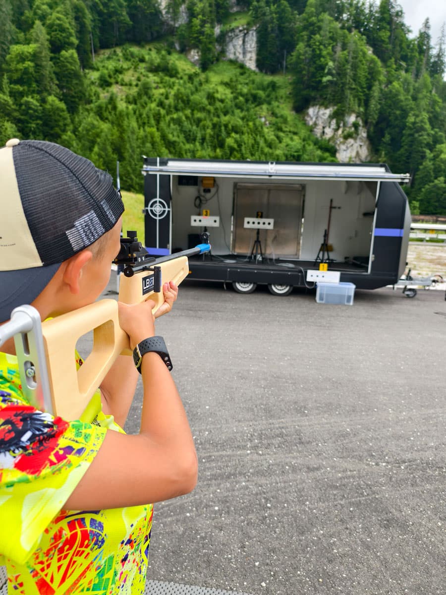 Mobile Langlaufschule mit Biathlon-Schießstand und Lasergewehren