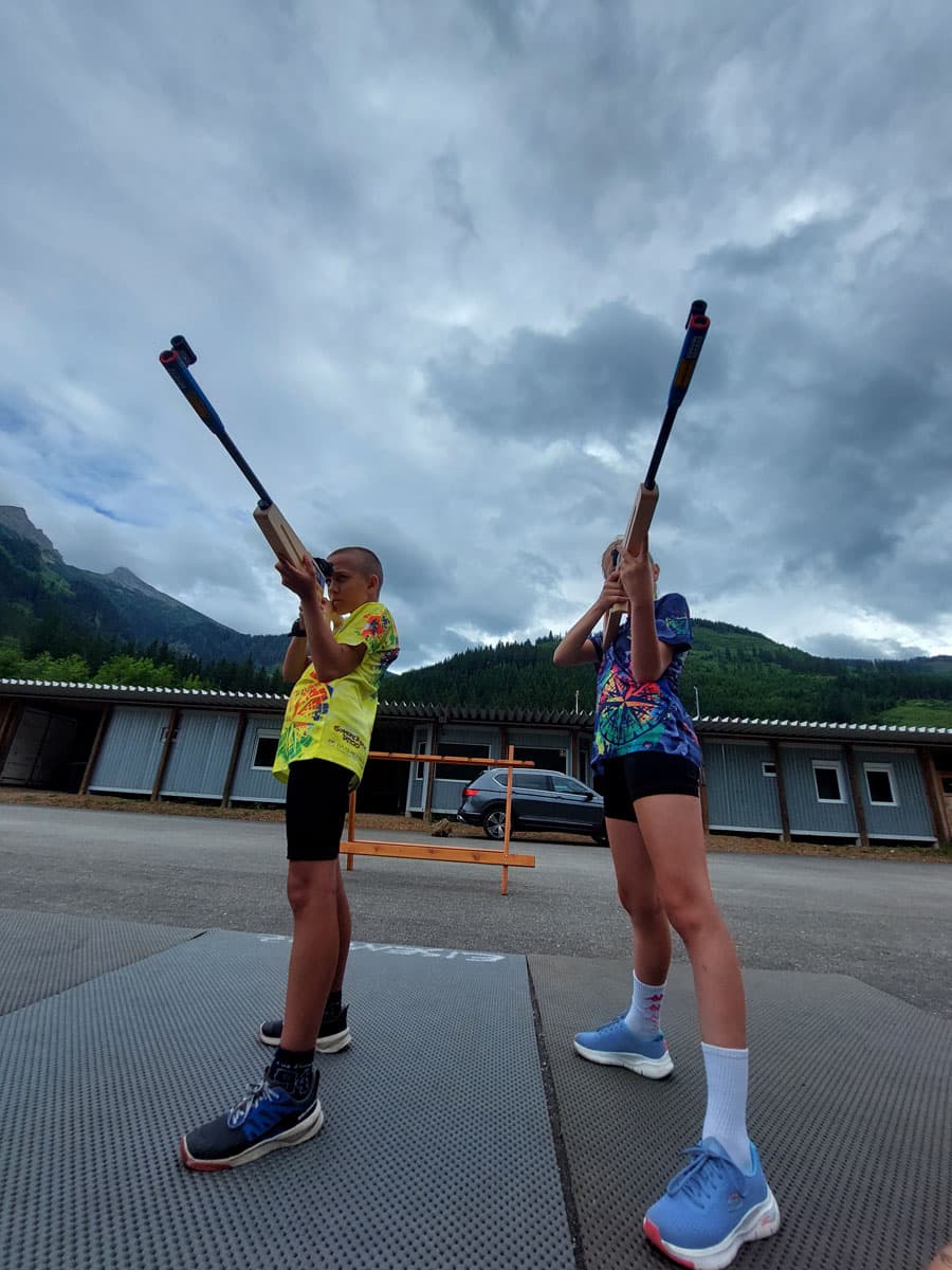 Mobile Langlaufschule mit Biathlon-Schießstand und Lasergewehren