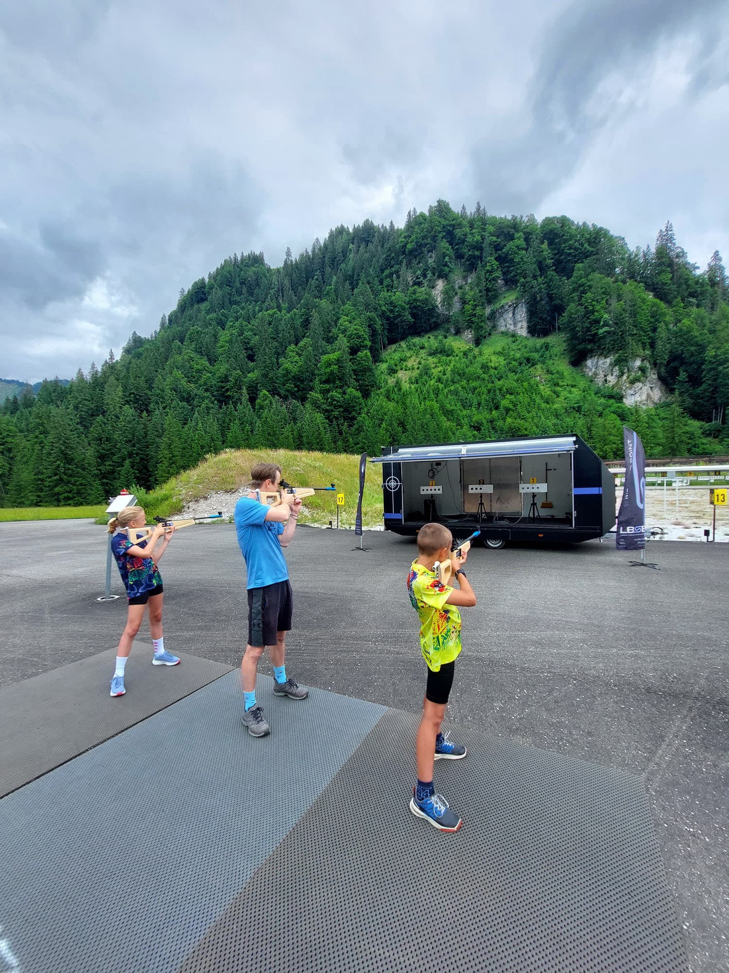 Mobile Langlaufschule mit Biathlon-Schießstand und Lasergewehren