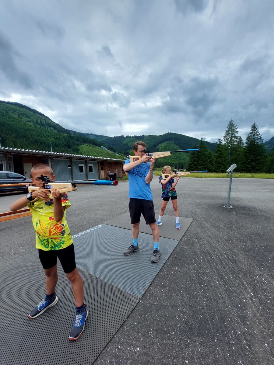 Mobile Langlaufschule mit Biathlon-Schießstand und Lasergewehren