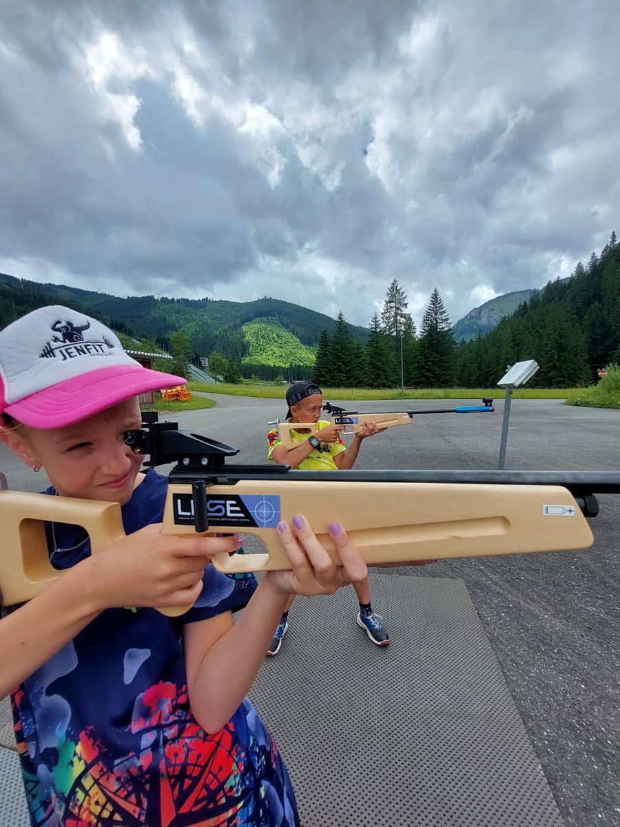 Mobile Langlaufschule mit Biathlon-Schießstand und Lasergewehren