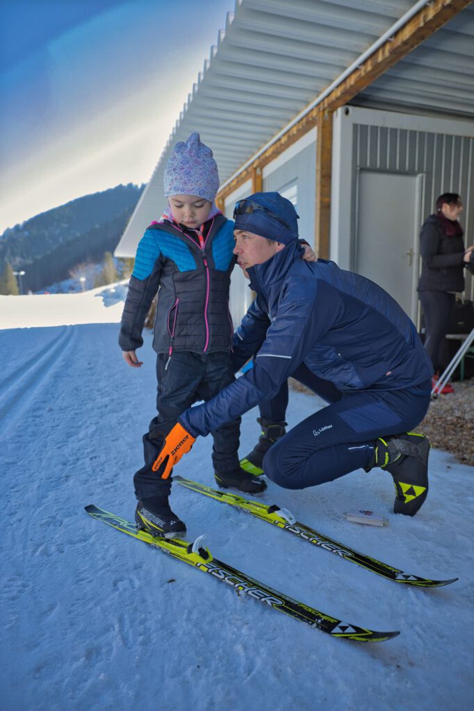 Christoph beim zeigen wie man Langlaufski richtig anschnallt