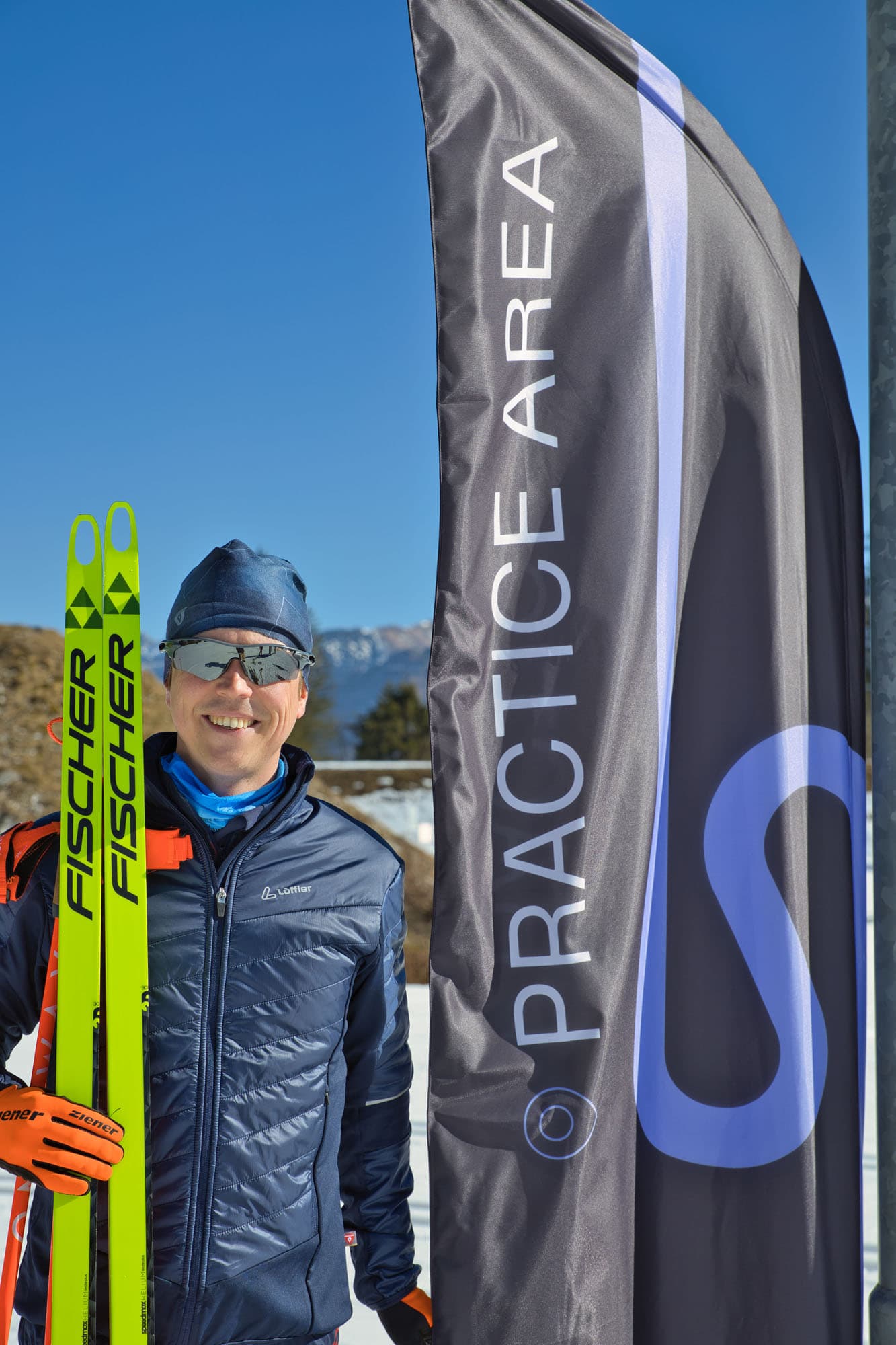 Foto von Christoph mit der LBSE Fahne mti Fischerski in der Hand