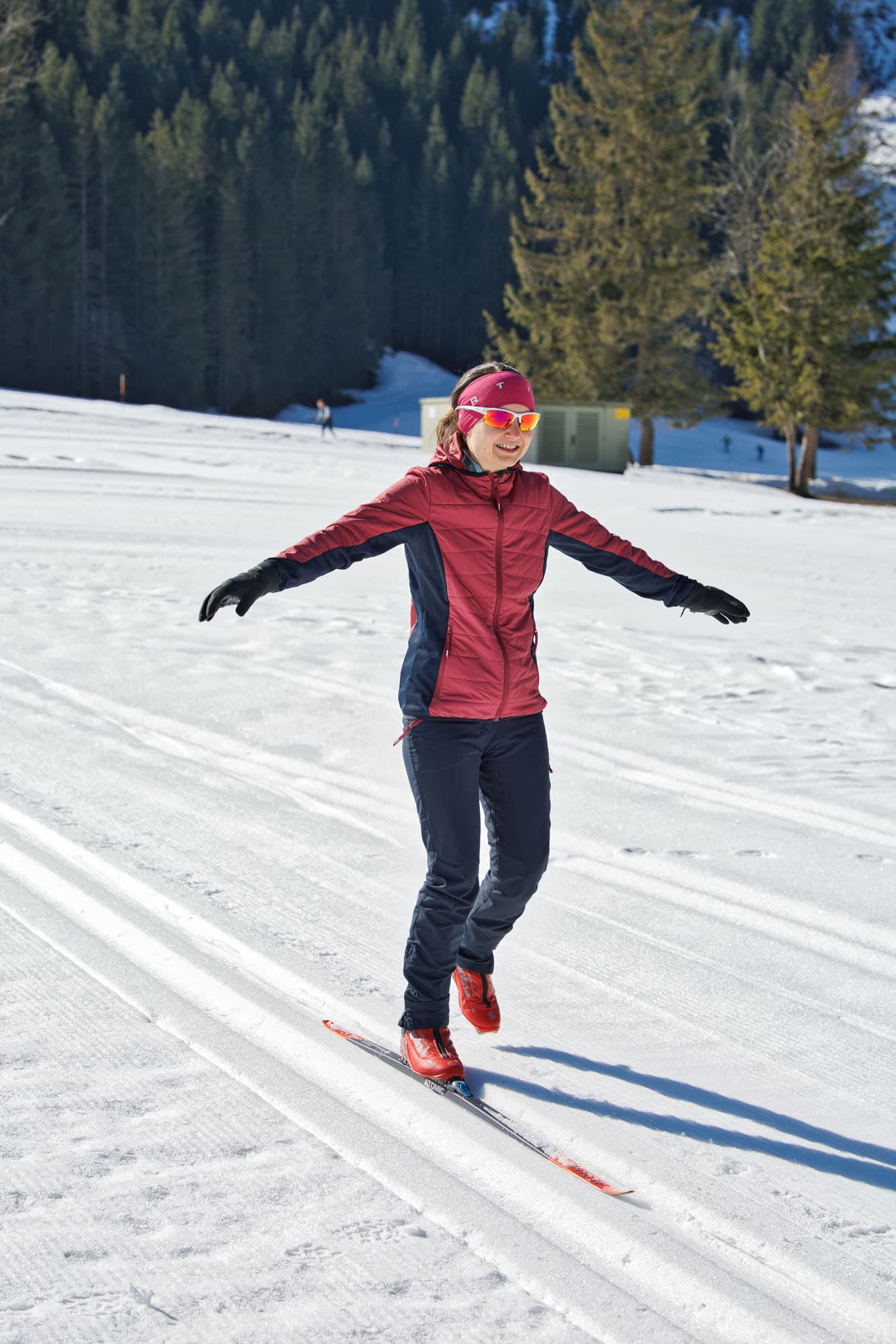 Langlaufschülerin auf der Loipe mit nur einem Ski