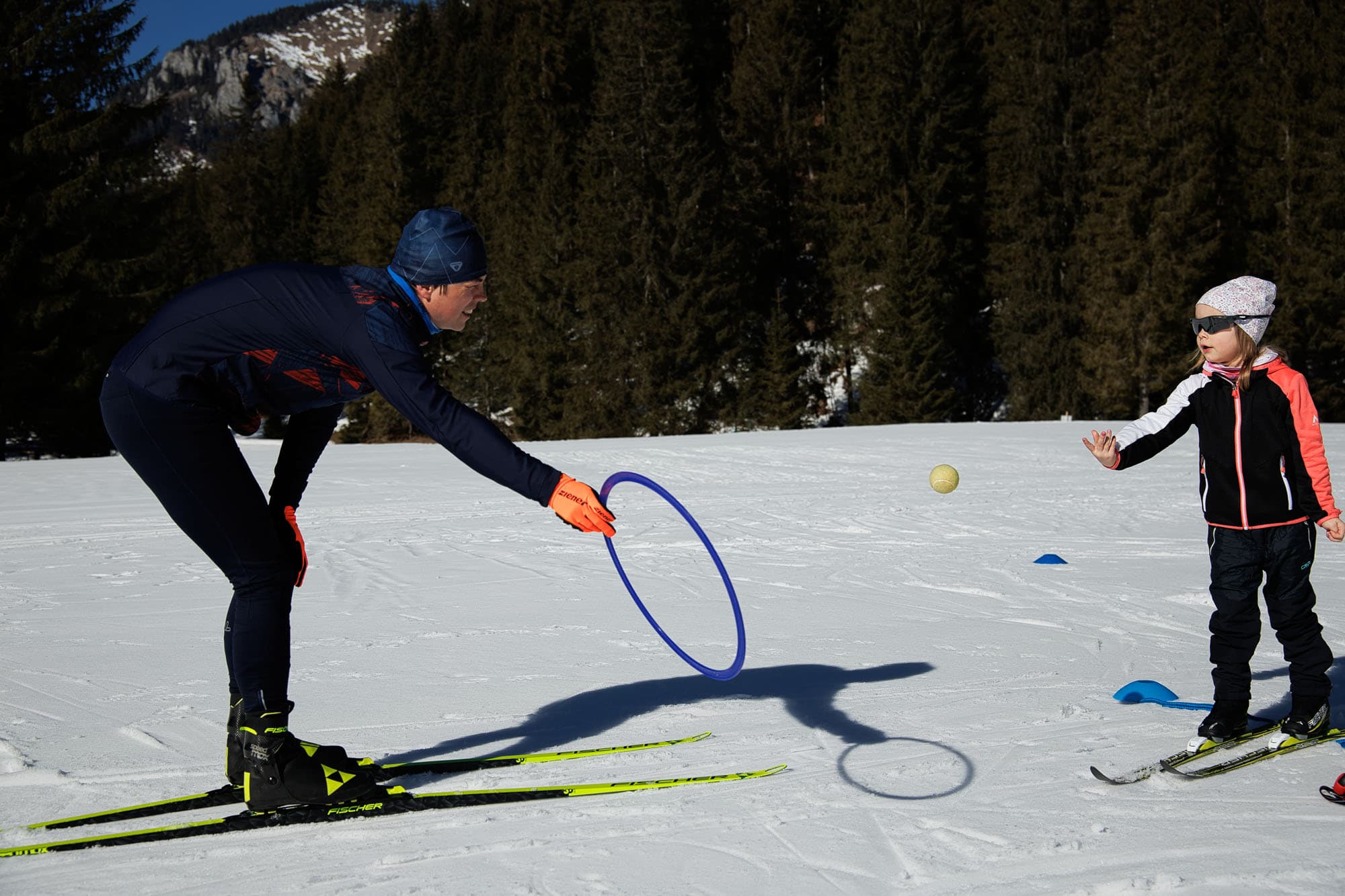 Christoph und Kinder schülerin beim Spielen mit Langlaufski