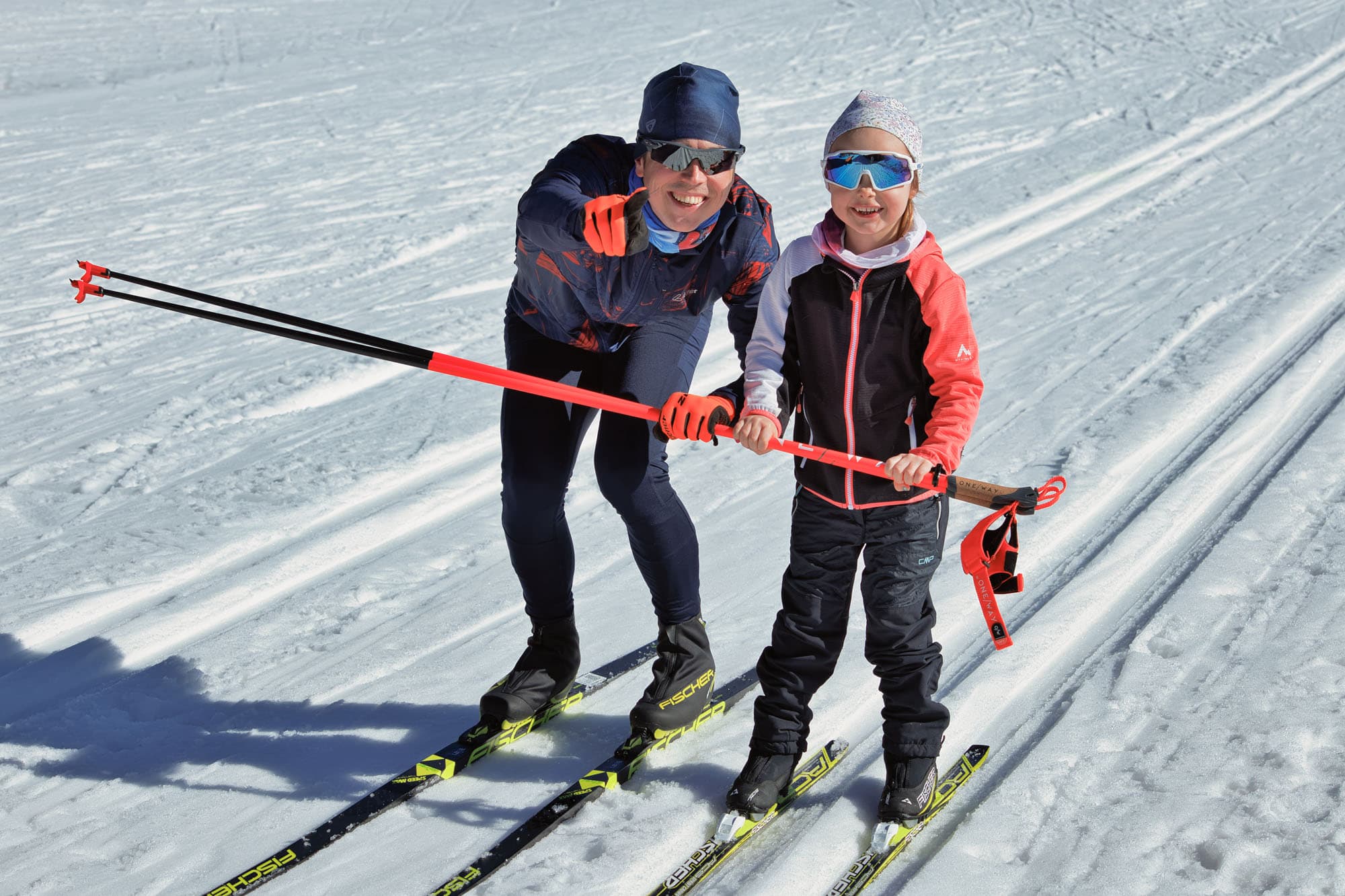 Foto von Christoph mit einer Kinder Schülerin auf der Loipe
