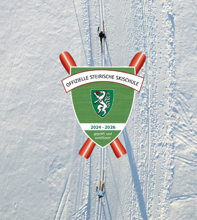 Sigel des Offiziellen Steirsicher Skischule Banner auf einer Langlaufloipe im Winter mit 2 Langläufern