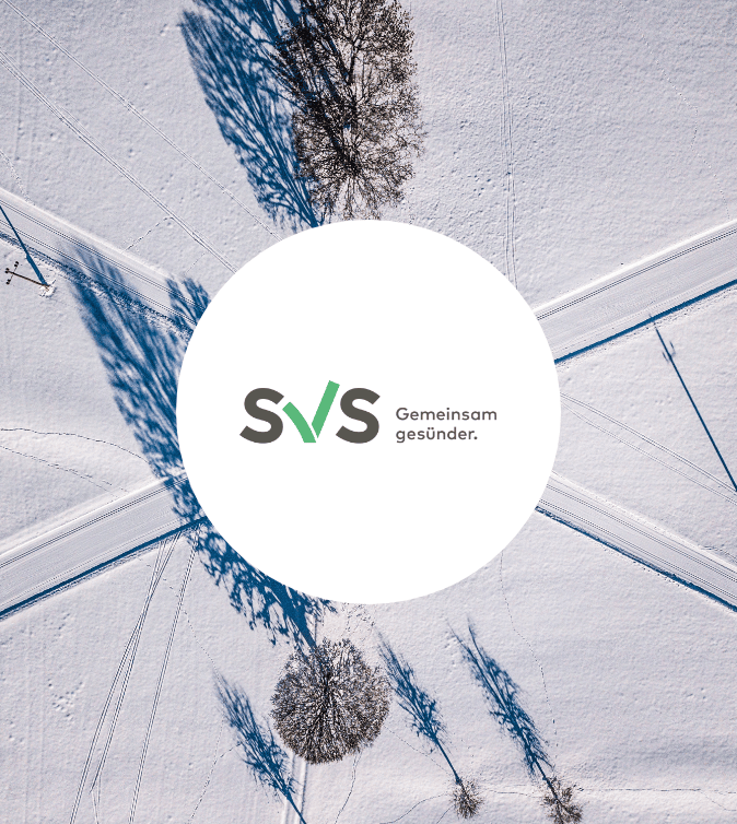das SVS Logo auf einer Langlaufloipe positioniert